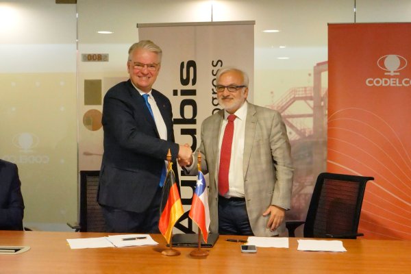 CEO de Aurubis, Roland Harings, y el presidente ejecutivo de Codelco, Rubén Alvarado, tras firmar el acuerdo.