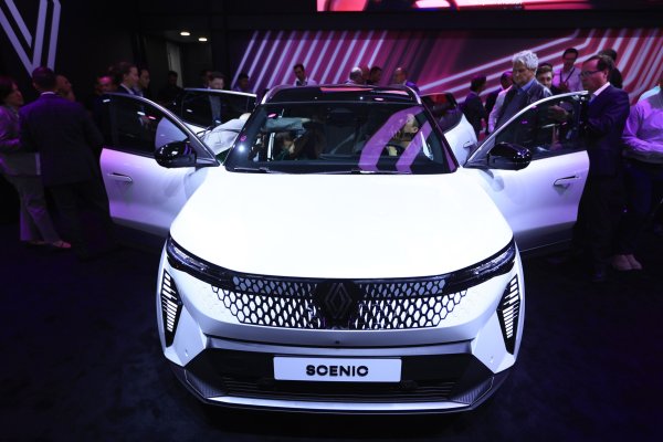 Un vehículo eléctrico Renault Scenic exhibido en el Munich Motor Show de septiembre de 2023.
