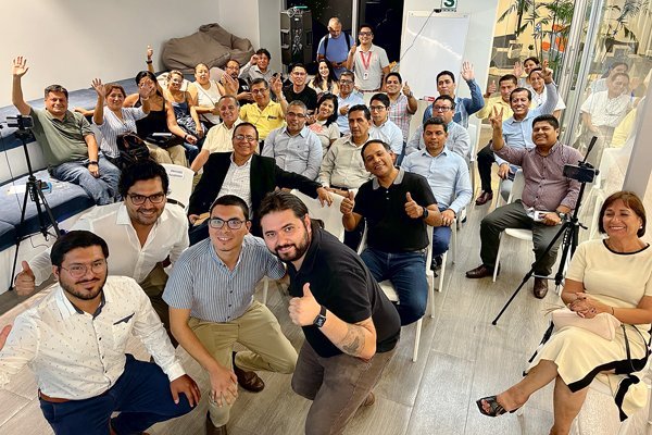 José Miguel Oyarzo (de polera negra, adelante) durante una reunión clientes en la nueva oficina de Perú, ubicada en el distrito de Miraflores en Lima.