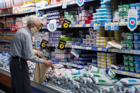 <p>Gobierno de Argentina fija alza de sueldo mínimo en 30% desde marzo</p>