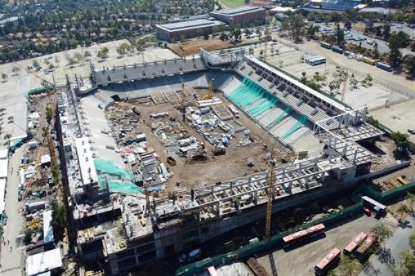 <p>Construcción del nuevo estadio de la UC alcanza el 60% y aparecen primeros interesados por espacios comerciales</p>
