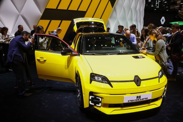 El último vehículo eléctrico de Renault incluye una canasta de mimbre para llevar baguettes