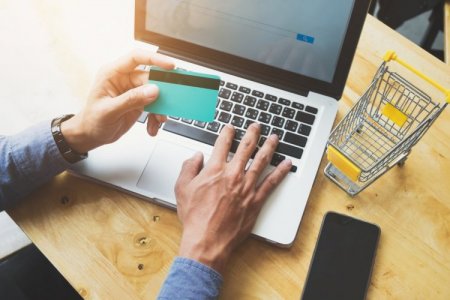 <p>Consumidores latinoamericanos son los que más compran a través de comercio online a nivel mundial, según estudio</p>