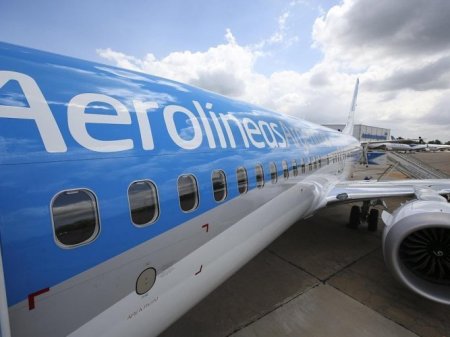 <p>Paro de trabajadores aéreos en Argentina afecta a más de 35 mil pasajeros y obliga a cancelar cerca de 400 vuelos</p>