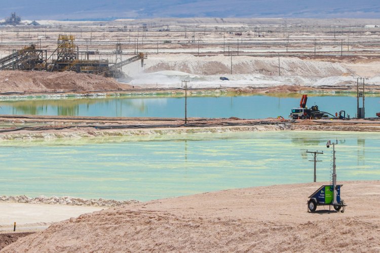 Ganancias de minera chilena de litio SQM se desploman casi 50% por caída en precios de su producto estrella