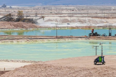 <p>Ganancias de minera chilena de litio SQM se desploman casi 50% por caída en precios de su producto estrella</p>