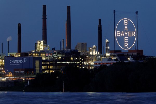 El CEO de Bayer califica al grupo alemán de muy complicado mientras evita la división