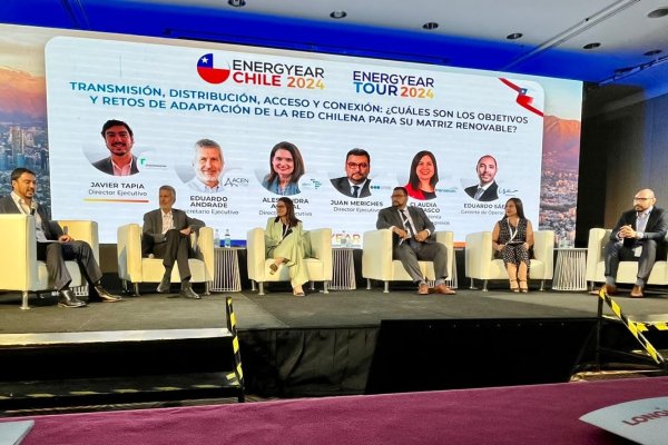 Javier Tapia, director ejecutivo de Transmisoras de Chile (primero de izquierda a derecha), en el panel de la segunda jornada de Energyear Chile 2024.