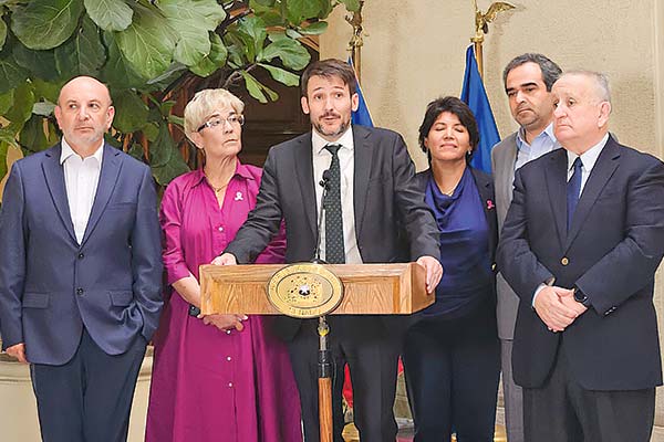 Antes del mediodía, comenzó la discusión del proyecto en la comisión de Hacienda del Senado.