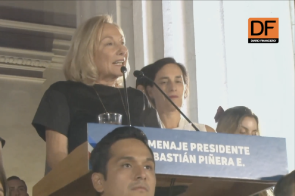 <p>Ahora en DF | Cecilia Morel en homenaje a Piñera: "Sebastián te vas con tu misión cumplida por Chile"</p>