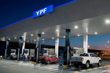 <p>Argentina YPF presentó débiles resultados de 2023, aunque las inversiones crecieron</p>