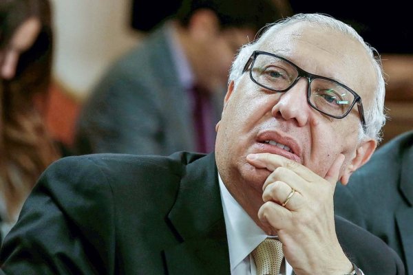 Querellante contra Saieh renuncia a indemnización en Chile
