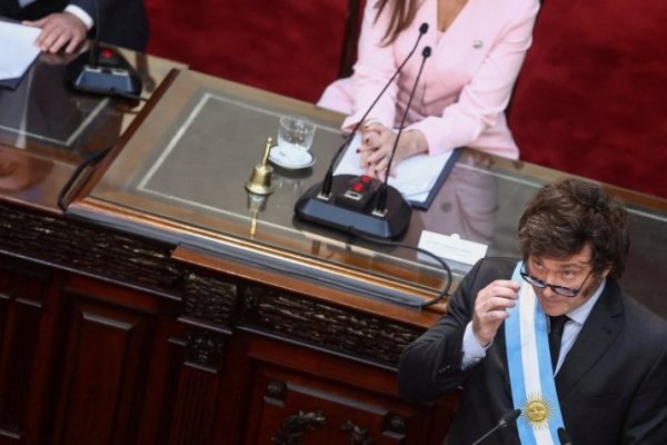 <p>Milei da marcha atrás al polémico aumento del 48% de sueldo para su Gobierno que lo había enfrentado con Cristina Fernández</p>
