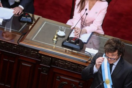 <p>Milei da marcha atrás al polémico aumento del 48% de sueldo para su Gobierno que lo había enfrentado con Cristina Fernández</p>