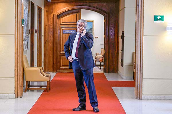 El ministro de Hacienda, Mario Marcel, ha puesto como una prioridad cerrar un pacto fiscal con los partidos políticos. Foto: Agencia Uno