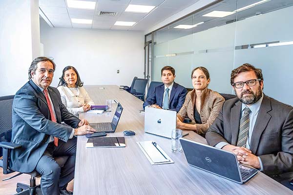 De izquierda a derecha: Aldo Lema, Marcela Guzmán, Hermann González, Jeannette von Wolfersdorff y Jorge Rodríguez Cabello.