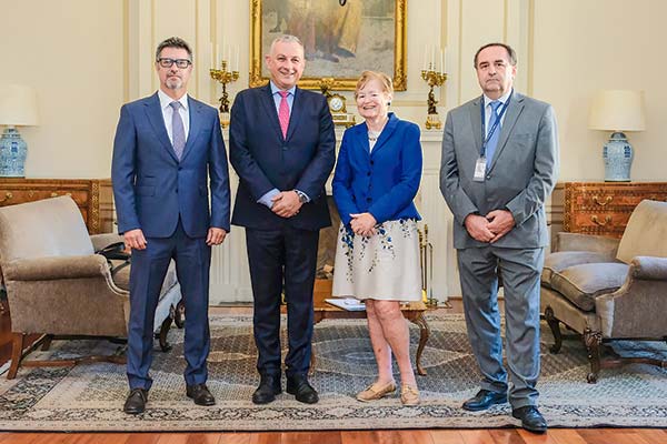 Los consejeros del Banco Central, Claudio Soto y Stephany Griffith-Jones, junto al ministro de Industria y Comercio de la República Checa, Jozef Síkela, y el embajador Pavel Bechny.