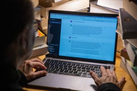 <p>Las startups que disputan la multimillonaria carrera por posicionar su chatbot como el mejor del mundo</p>