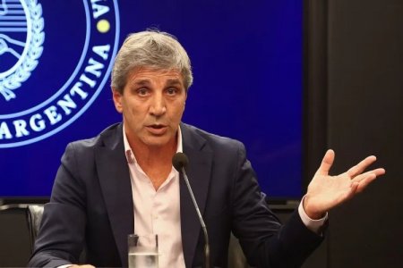 <p>Ministro Caputo apunta a llevar el IPC a un dígito a mediados de año y dijo que el FMI está "dispuesto a prestar más plata"</p>