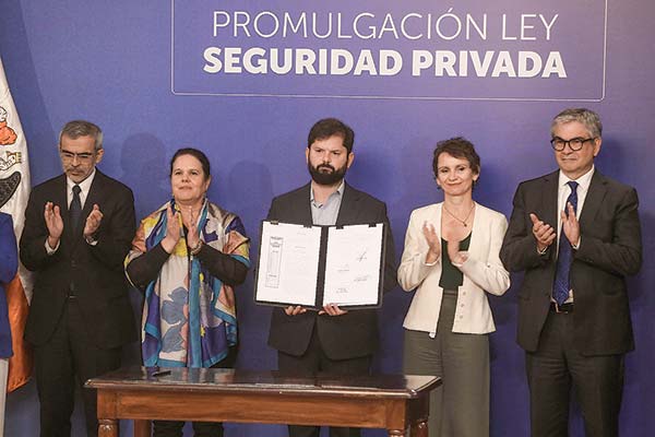 Junto a ministros de Estado, el Presidente Boric promulgó la nueva Ley. Foto: Agencia Uno