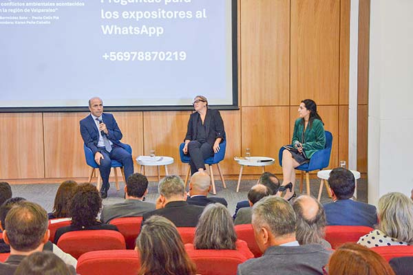 El excontralor General de la República, Jorge Bermúdez; la bióloga marina y directora del Laboratorio de Investigación Ambiental Acuático de la UPLA, Paula Celis Plá; y la periodista del DF y Karen Peña.