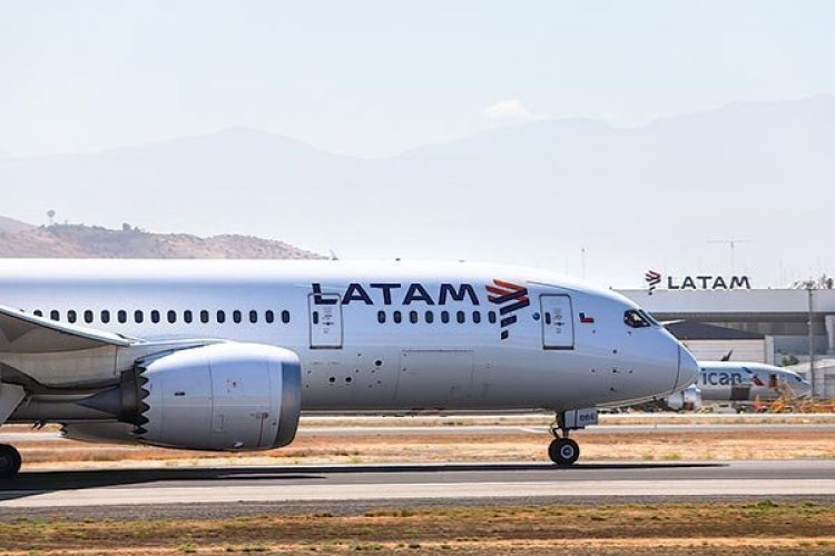 <p>Incidente de Latam: WSJ asegura que asistente de vuelo habría empujado a piloto contra los controles</p>
