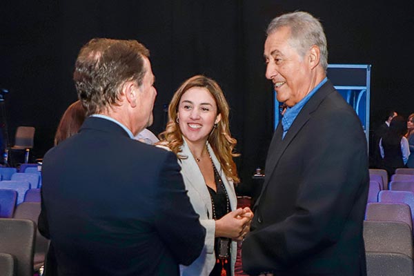 Julio Ponce Lerou, junto a su hija Francisca, conversa con Rodrigo Pérez Mackenna. Fotos: Jonathan Durán