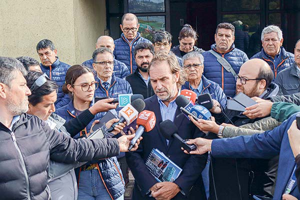 Julio Bertrand, presidente de Siderúrgica Huachipato, abordó la decisión de la compañía en la sede ubicada en Talcahuano. Foto: Agencia Uno