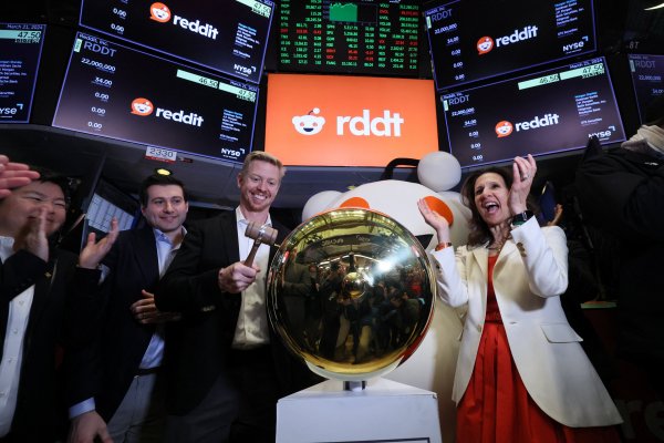 El CEO de Reddit, Steve Huffman, y el campanazo en la ceremonia en la Bolsa Nueva York. (Foto: Reuters)