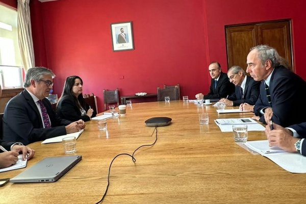 Una hora aproximadamente duró la reunión del ministro Marcel con los representantes de la CPC.