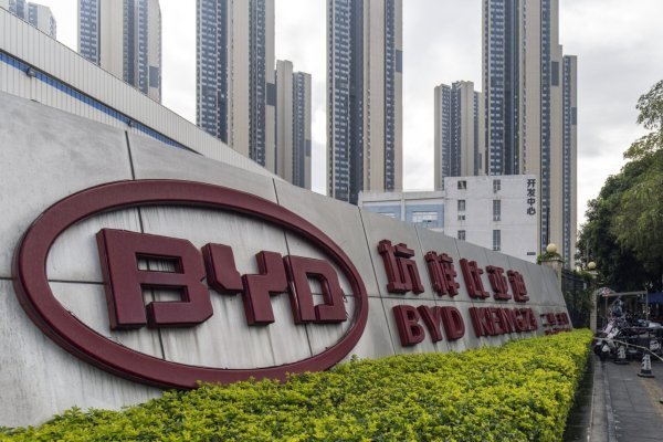 <p>BYD apunta a un crecimiento de 20% en sus ventas en 2024 tras anunciar ingresos trimestrales que decepcionaron</p>