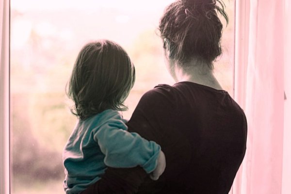 ¿Cuánto le resta la maternidad al empleo de las mujeres en Chile?