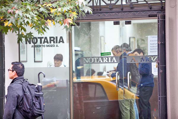 Los notarios y conservadores que deberán dejar sus cargos por cumplir o tener más de 75 años
