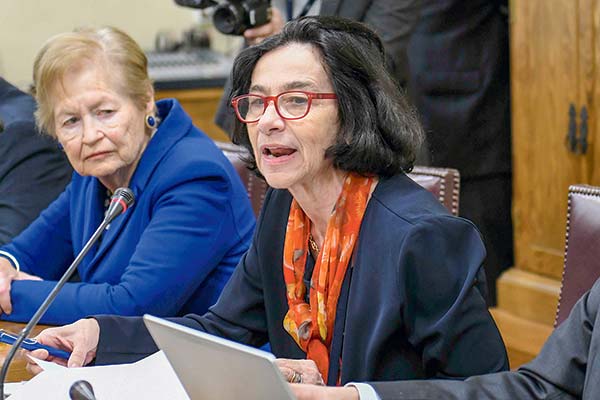 La presidenta del Banco Central, Rosanna Costa, junto a la vicepresidenta de la entidad, Stephany Griffith-Jones, en la comisión de Hacienda del Senado. Foto: Agencia Uno