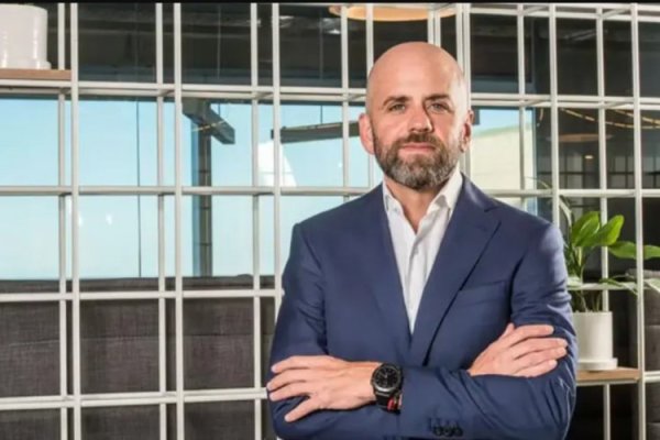 <p>Chris Bannister es removido como CEO de WOM: ¿Quién es el ejecutivo argentino que lo reemplazará?</p>