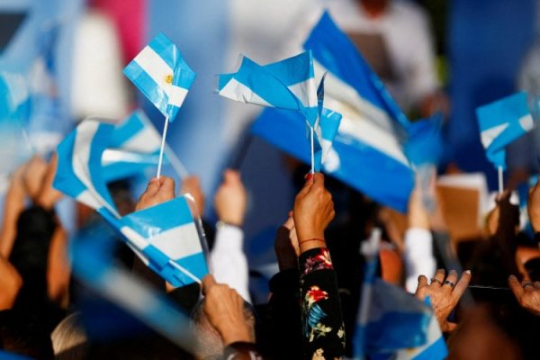 <p>Riesgo país de Argentina cae 53 puntos y alcanza mínimo de septiembre de 2020</p>