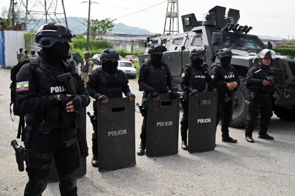 En medio de un fuerte operativo policial, Jorge Glas fue trasladado este sábado a la cárcel de alta seguridad en Guayaquil, denominada La Roca.