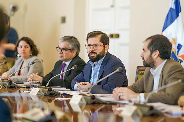 El Presidente Boric junto a sus ministros se reunieron con representantes de la CAF. Foto: Presidencia