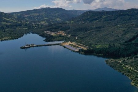 <p>Más allá del racionamiento en Bogotá: las otras regiones de Colombia con bajos niveles en embalses</p>