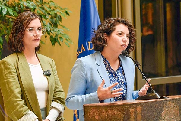 La ministra del MDS, Javiera Toro, junto a la vocera. Camila Vallejo.