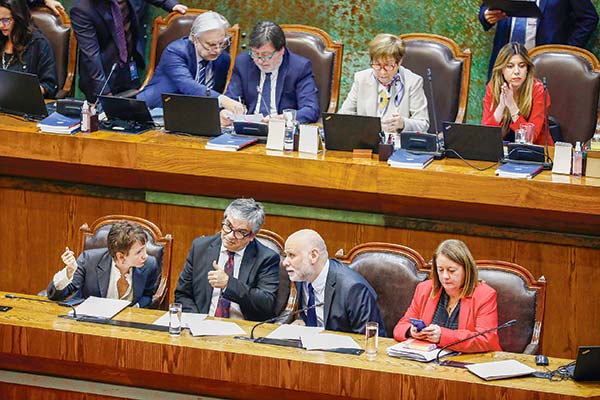 El ministro Marcel siguió la votación junto a sus pares de Interior, Carolina Tohá; y de la Segpres, Alvaro Elizalde. Foto: Ministerio de Hacienda