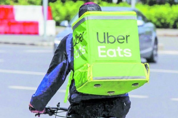 Correos, mensajes de Telegram y condiciones de salida: la trastienda de los despidos masivos en Uber Chile