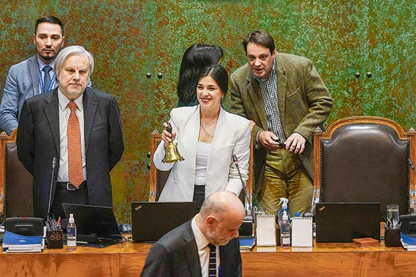 La nueva timonel de la Corporación con la tradicional campana dando inicio a su gestión. Foto: Agencia Uno