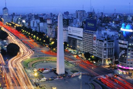 <p>La inflación borra las gangas cruzando la cordillera y ahora los argentinos hacen fila para entrar en Chile</p>