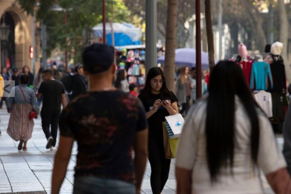 <p>72% de los chilenos volvería a sacar dinero de sus ahorros previsionales, pese a efectos de los retiros en la economía</p>