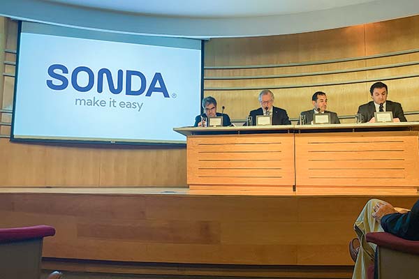 El presidente de Sonda, José Orlandini, y el gerente general, Marcelo Castiglione, encabezaron la junta de accionistas.