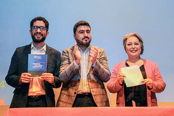 Junto a la ministra Jeannette Jara, el subsecretario del Trabajo, Giorgio Boccardo, y el director del Trabajo, Pablo Zenteno. Foto: Agencia Uno