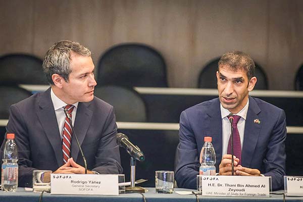 El secretario general de la Sofofa, Rodrigo Yáñez, junto al ministro para el Comercio emiratí, Thani Bin Ahmed Al Zeyou.