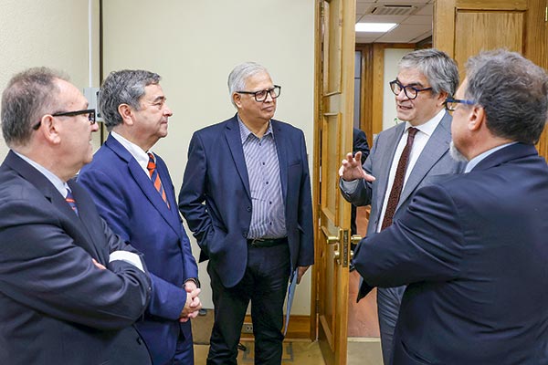 El ministro Marcel dialoga con los integrantes de la comisión de Hacienda del Senado.