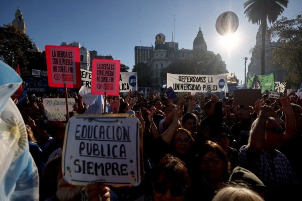 El día después del superávit: miles de argentinos desafían ajustes de Milei con masiva marcha universitaria